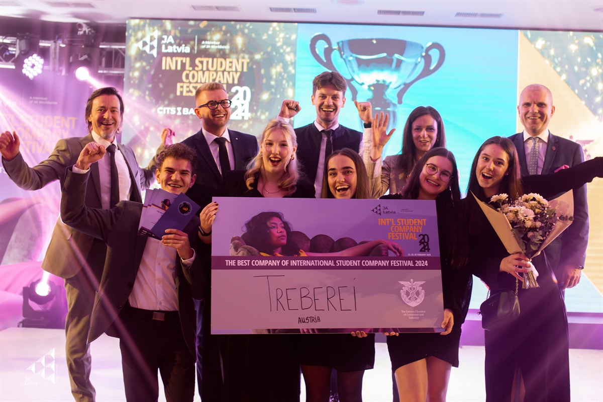 Siegerfoto Beste Junior Company Riga 24 c Junior Achievement Latvia